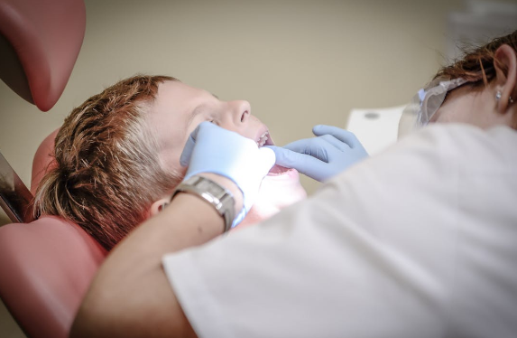 Hygiène dentaire optimale : Guide de la désinfection pour fraise en dentisterie et podologie